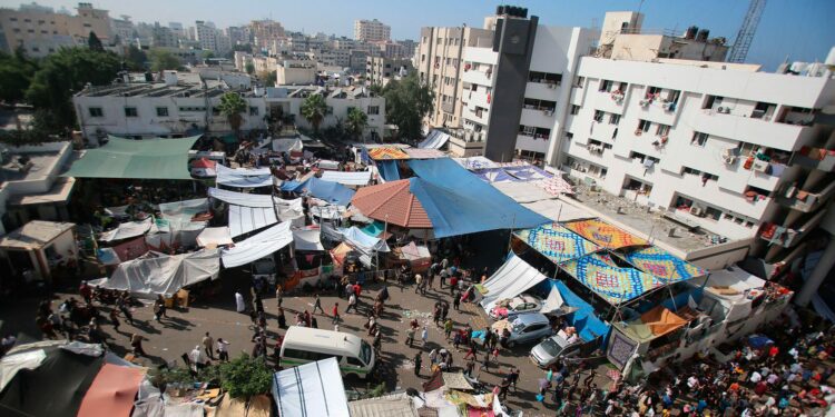 El hospital de Gaza habilita una fosa común para enterrar muertos dentro del complejo