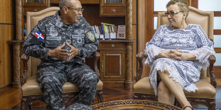 Procuradora recibe visita del nuevo director general de la Policía Nacional