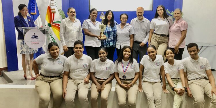 Colegio Héctor J. Díaz triunfa en el 3.er Torneo Interescolar “Soy la Constitución” de la BIJRD