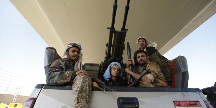 Huthis Yemeníes secuestran buque en Mar Rojo; Israel condena acción