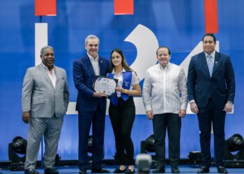 Más de 3,000 jóvenes se gradúan en programa pionero "Oportunidad 14-24″"