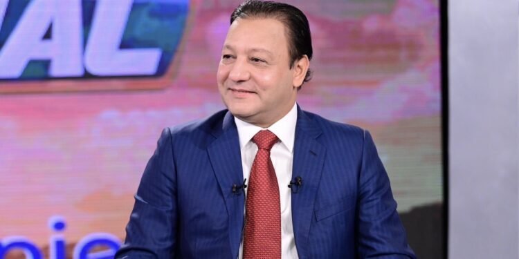 Abel Martínez denuncia ‘estafa' en renovación de contrato aeroportuario