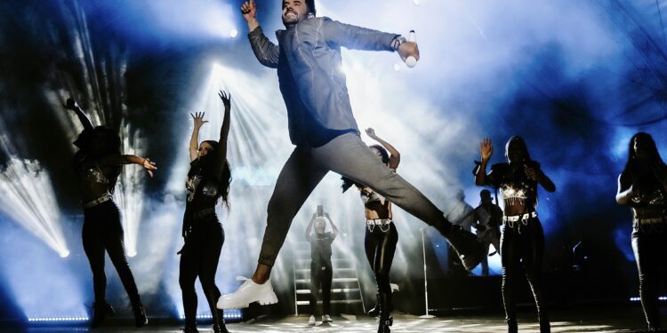 Manny Cruz Ilumina Puerto Plata con su desbordante pasión por el merengue