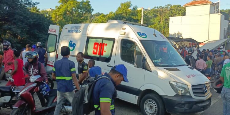 Defensa Civil y equipos de Emergencia actúan en grave accidente en Haina