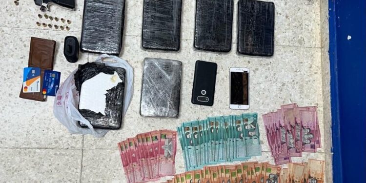 Policía captura dos individuos y confisca armas y drogas en SPM