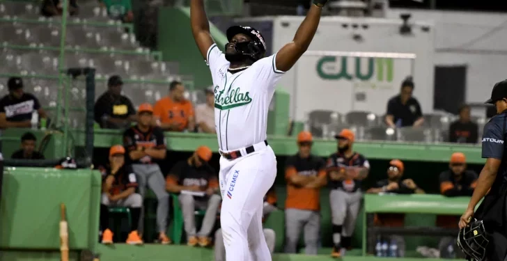 Jhonkensy Noel destaca con dos jonrones en triunfo de Estrellas sobre Toros