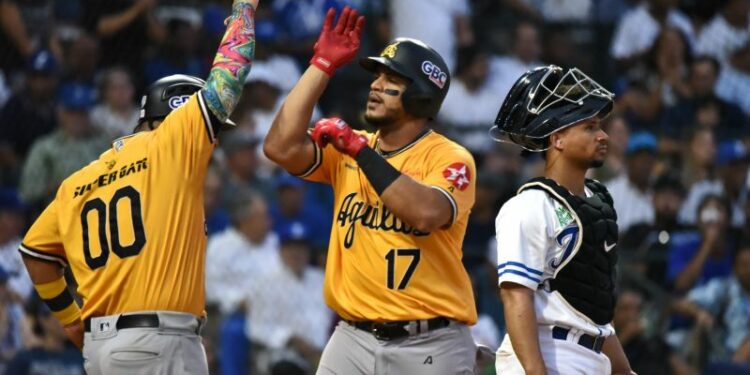 Águilas pegan 12 hits en triunfo 7-4 sobre Licey