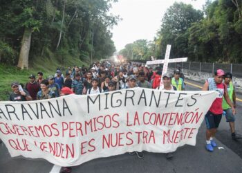 Caravana de migrantes hacia Estados Unidos avanza lentamente y con deserciones