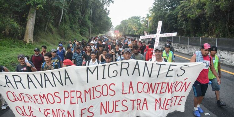 Caravana de migrantes hacia Estados Unidos avanza lentamente y con deserciones