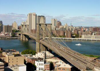 Manifestantes cortan el Puente de Manhattan para pedir un alto el fuego permanente en Gaza