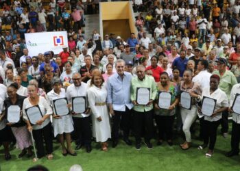 Presidente Abinader entrega más de 1,000 títulos de propiedad en San Pedro de Macorís