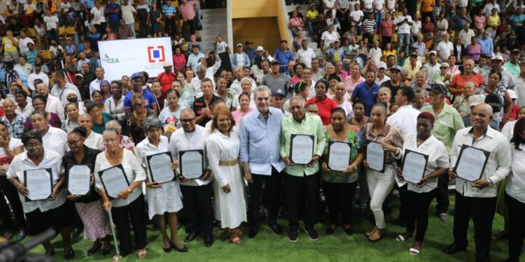 Presidente Abinader entrega más de 1,000 títulos de propiedad en San Pedro de Macorís