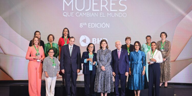Banco BHD entrega premio Mujeres que Cambian el Mundo