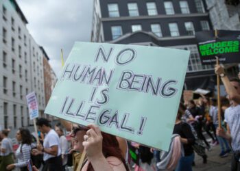 Justicia británica impide envíen a miles de ilegales a Ruanda; Acnur y amnistía lo aplauden