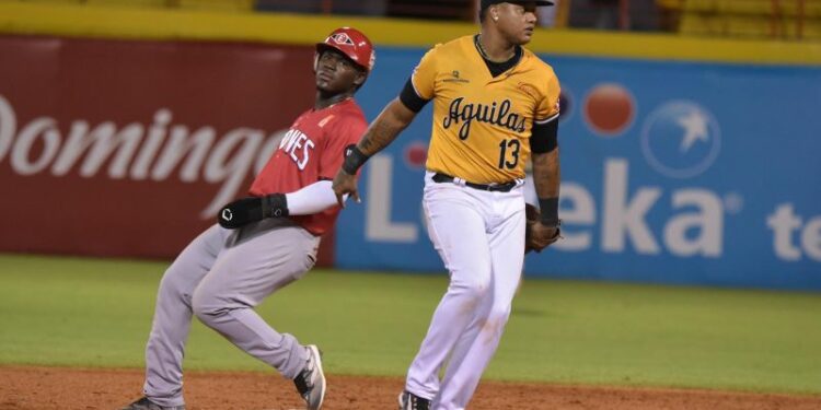 Leones estropean debut de Tony Peña con las Águilas