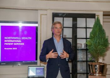 Hospital estadounidense saborea pastel de salud en RD