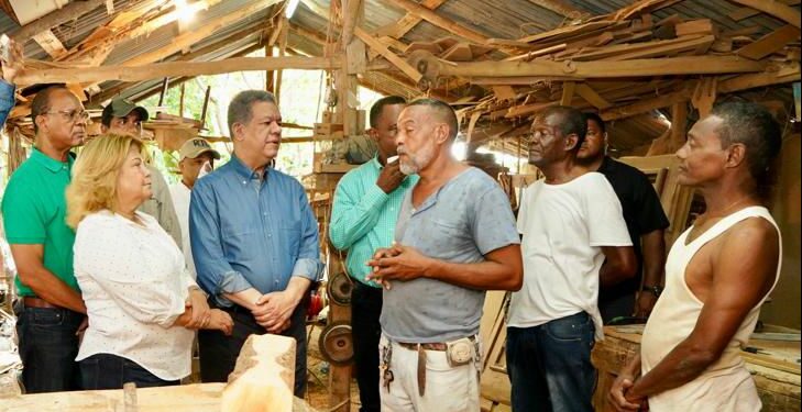 Leonel Fernández escucha las preocupaciones de los ebanistas de Barahona