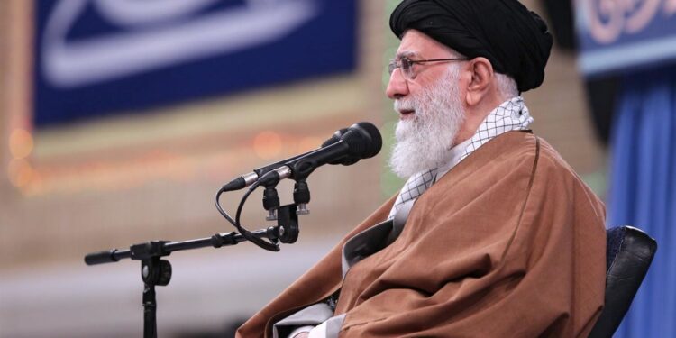 Líder supremo de Irán insta a boicot musulmán contra Israel que incluya el petróleo