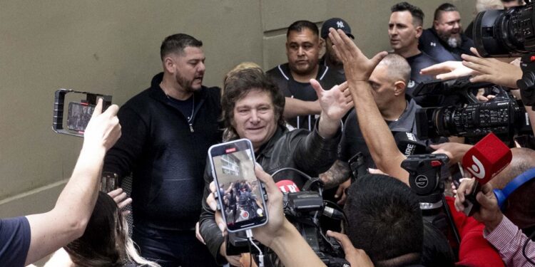 Sindicato aeronáutico advierte a Milei: Si privatiza las aerolíneas, nos tendrás que matar