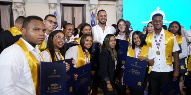 Ministerio de la Juventud anuncia entrega de becas a 150 estudiantes destacados
