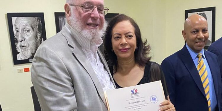 UED celebra el ingreso de 55 renombrados escritores