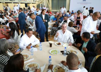 Luis Abinader derrocha optimismo de cara al 2024 ante comunitarios SDO