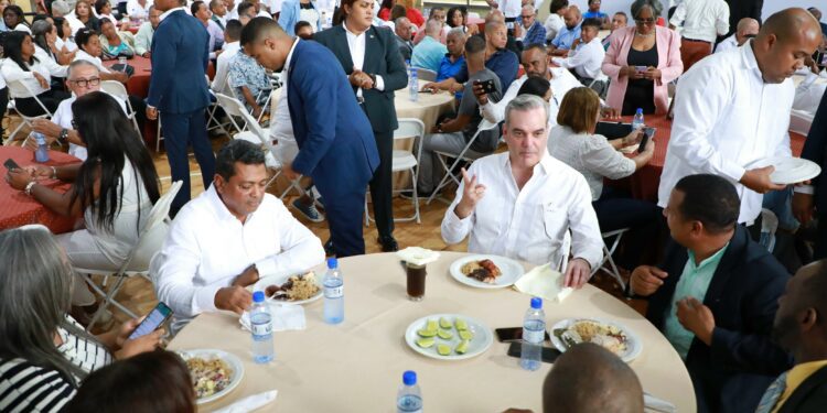 Luis Abinader derrocha optimismo de cara al 2024 ante comunitarios SDO