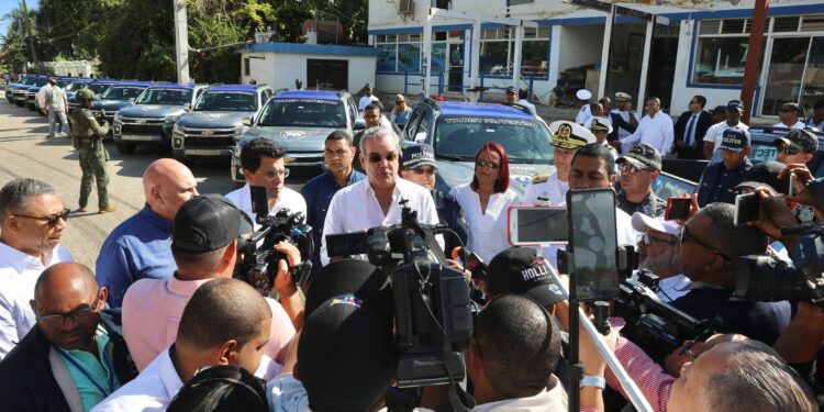 Presidente Abinader entrega plaza de vendedores en Samaná