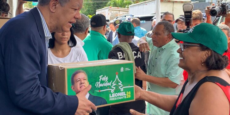 Leonel Fernández distribuye miles de cajas navideñas en Santo Domingo