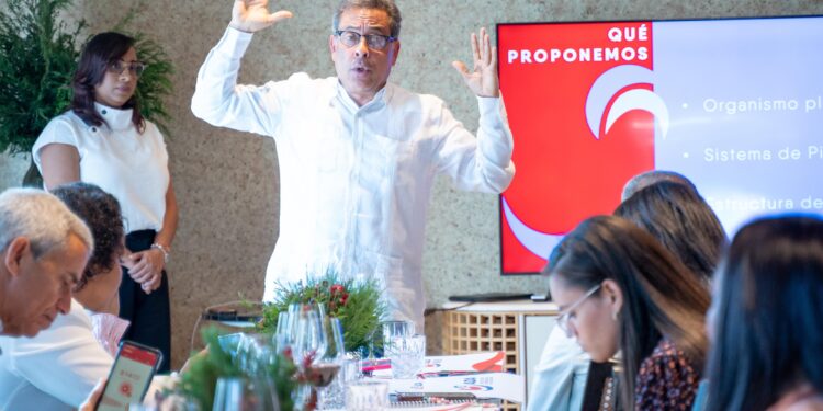 Sector avícola alcanza récord de de 432 mil toneladas de pollos y 3 mil millones de huevos en 2023