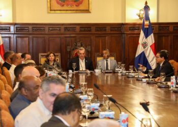 Presidente Abinader encabeza consejo de ministros y directores 