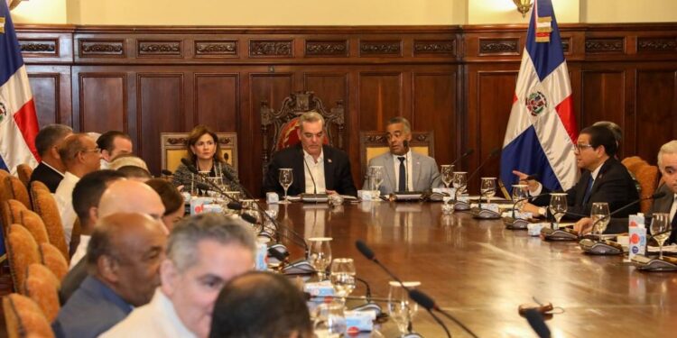 Presidente Abinader encabeza consejo de ministros y directores