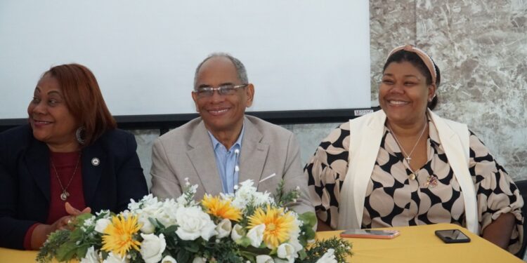 Dejan en funcionamiento transporte escolar en Los Mina