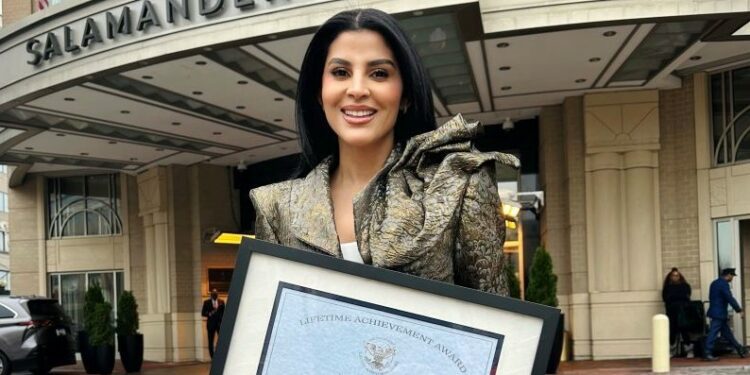 Dra. Tania Medina recibe reconocimiento de La Casa Blanca