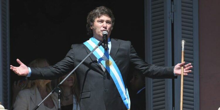 Oposición y sindicatos de Argentina preparan ya la confrontación con las políticas de Milei