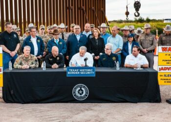 El gobernador de Texas firma leyes más restrictivas contra migrantes en Estados Unidos