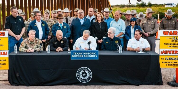 El gobernador de Texas firma leyes más restrictivas contra migrantes en Estados Unidos