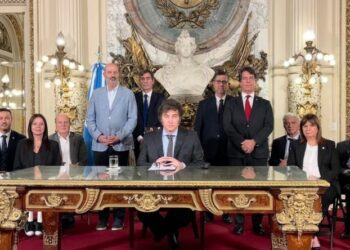 Milei anuncia un decreto para desregular la economía argentina y privatizar empresas públicas