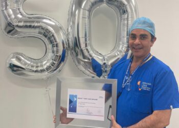 Recibe diploma por ser el pionero y el urólogo de mayor estadística en la técnica