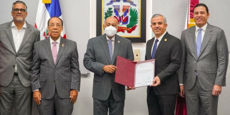 Inespre entrega título de propiedad al Tribunal Constitucional