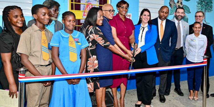 Embajada RD en Jamaica culmina 2023 donando Aula Informática a Escuela Pública Adoptada