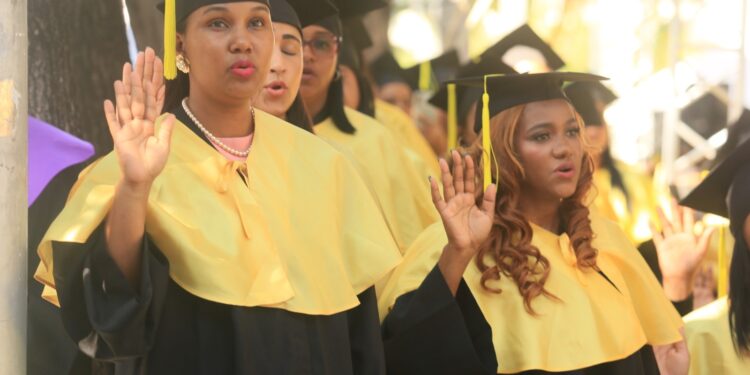 La UASD comprometida con la movilidad social al graduar a 4,156 nuevos profesionales