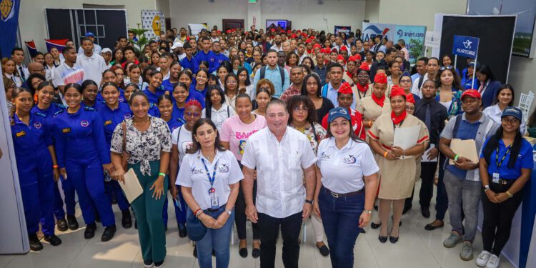 Jóvenes acuden masivamente a la segunda Feria de Empleos y Open House del IDAC