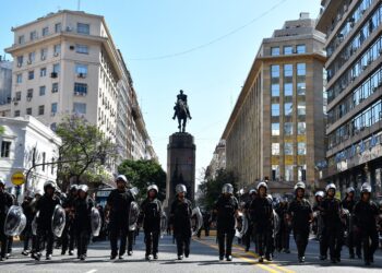 Ciudadanos argentinos se movilizan contra recortes de gasto público