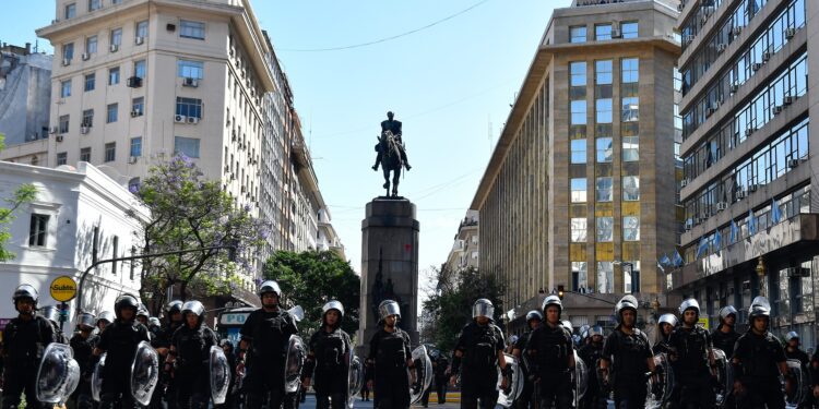 Ciudadanos argentinos se movilizan contra recortes de gasto público