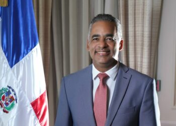 Ministro Joel Santos defiende términos del contrato con Aerodom