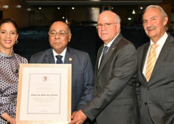 Unibe honra a magistrado Milton Ray Guevara con distinción académica