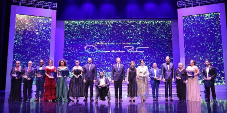 Quemuel Arroyo Peña recibe Premio Oscar de la Renta del MIREX