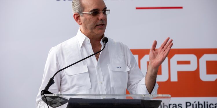 Abinader inaugura Carretera Rancho Arriba- Nizao reclamada por 20 años.