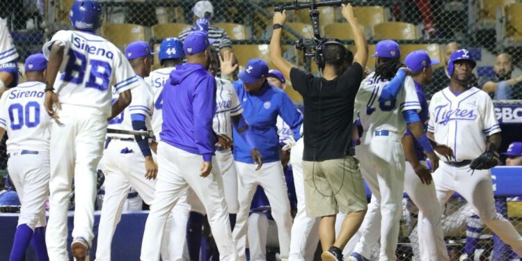 Valdez se luce en blanqueada de Licey sobre Estrellas